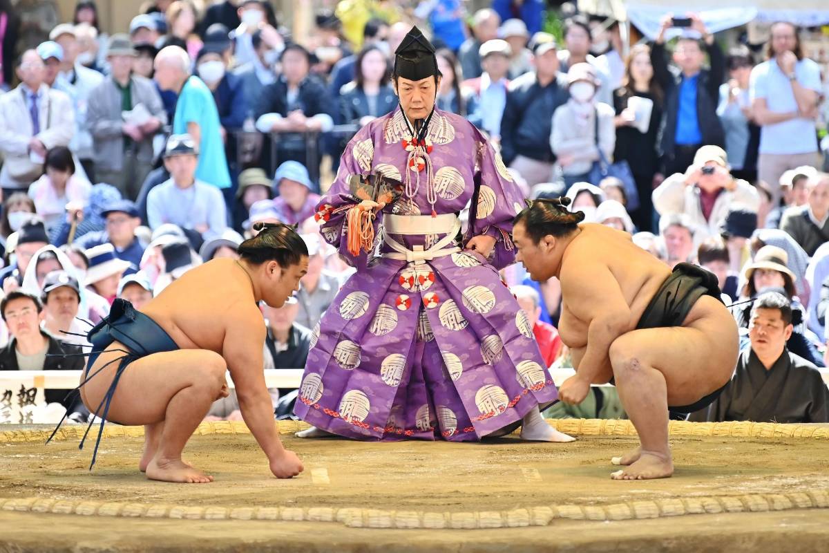 Los mejores luchadores de Sumo participaron en una exposición anual de un día para miles de espectadores dentro de los recintos del santuario. Foto: CHARLY TRIBALLEAU / AFP