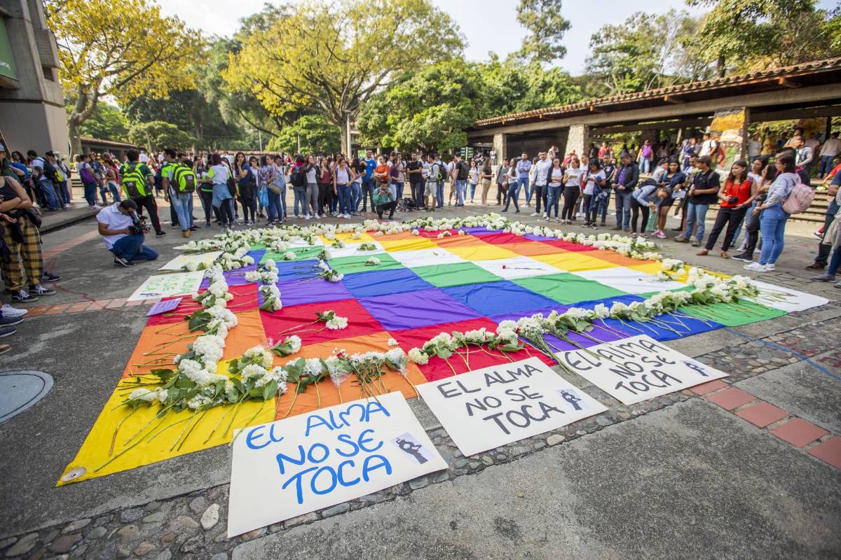 Flores y pancartas fueron llevados por la comunidad universitaria en un acto simbólico para rechazar los actos violentos.