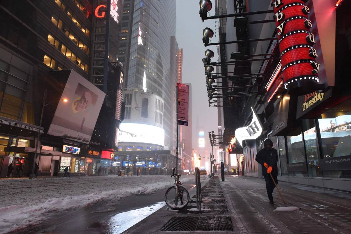 Nueva York recibió una nevada inferior a lo previsto, pero parecía una ciudad fantasma a apenas una semana del inicio oficial de la primavera, con la visibilidad seriamente reducida y las calles blancas, semidesiertas. (Nueva York) FOTO AFP