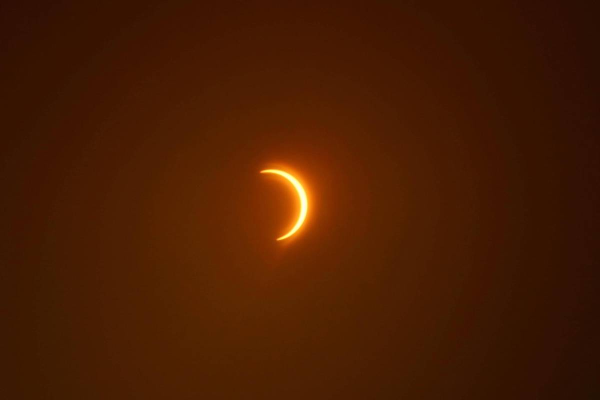 Si bien no todos en todo el mundo pudieron ver el evento, fue visible ya sea en su totalidad o como un eclipse solar parcial para potencialmente millones de espectadores en la lugares como Karachi, Pakistán. FOTO EFE