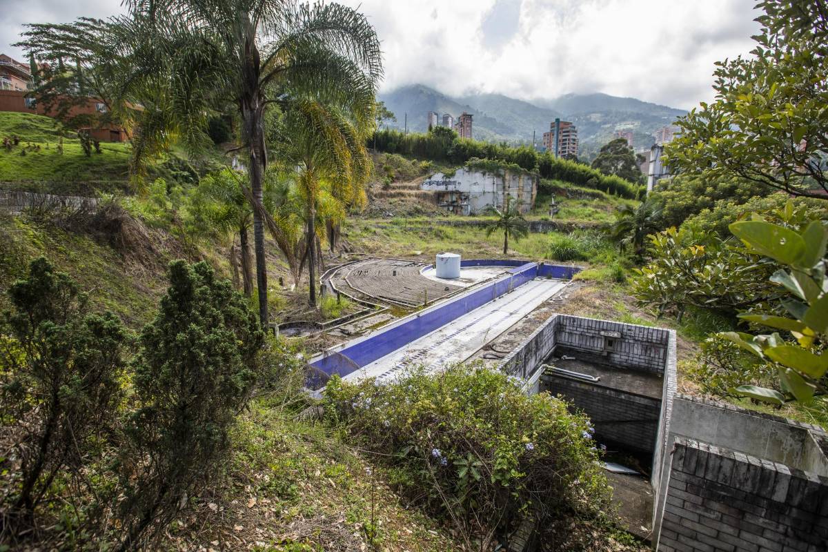 Aun se pueden observar algunas estructuras del edificio como las ruinas de la piscina y zona social. Foto: Carlos Velásquez