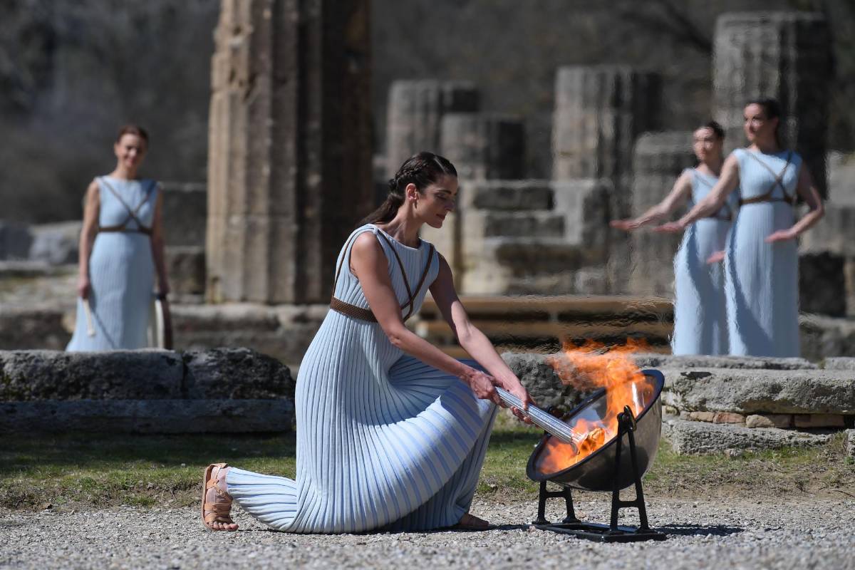 El fuego fue encendido de manera tradicional, con los rayos del sol que pasaron a través de un espejo parabólico. FOTO AFP