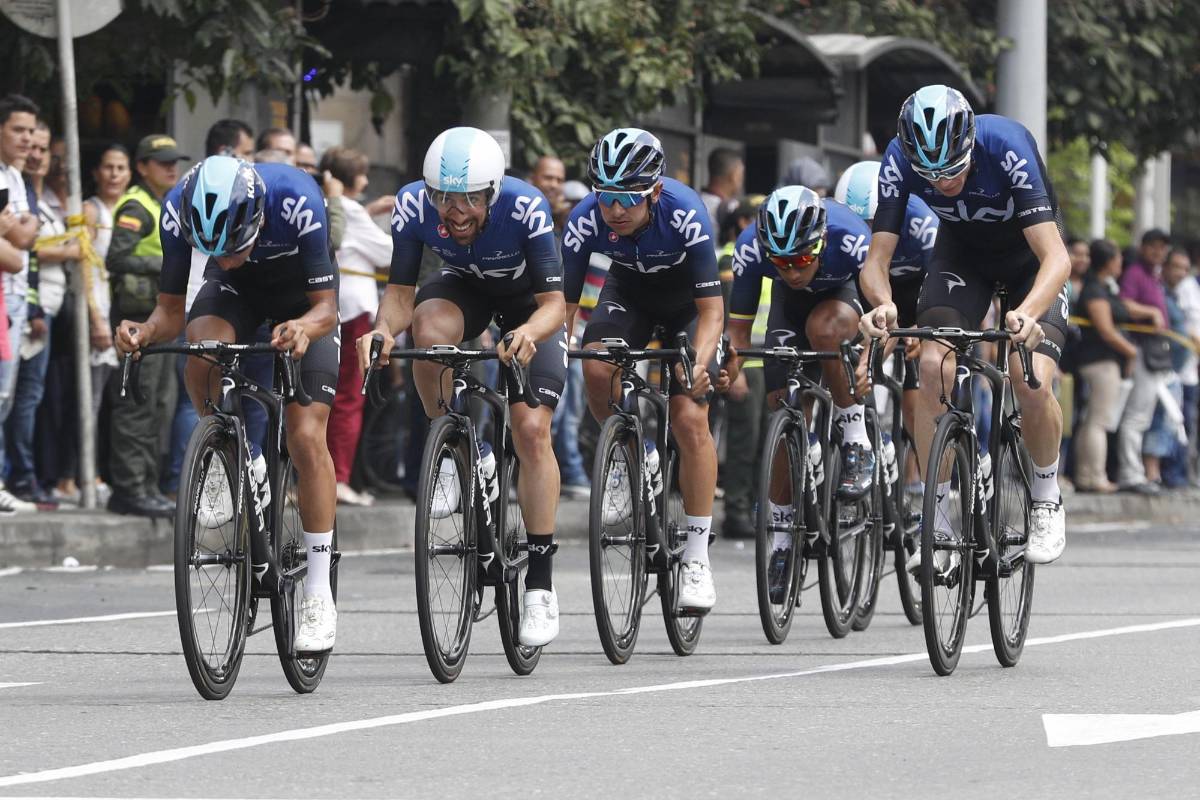 La primera etapa fue un circuito de 14 kilómetros por el centro y el sur de Medellín. Education First, el equipo de Rigoberto Urán, se impuso en la contrarreloj con un tiempo de 15 minutos y 5 segundos. FOTO MANUEL SALDARRIAGA