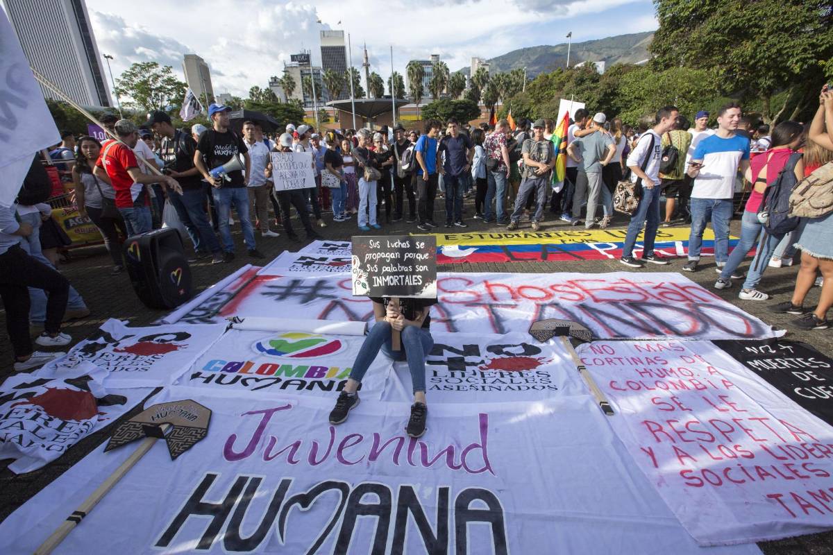La actividad comenzó con un plantón por los líderes donde cientos de jóvenes alzaron su voz como protesta en el Parque de San Antonio. FOTO EDWIN BUSTAMANTE
