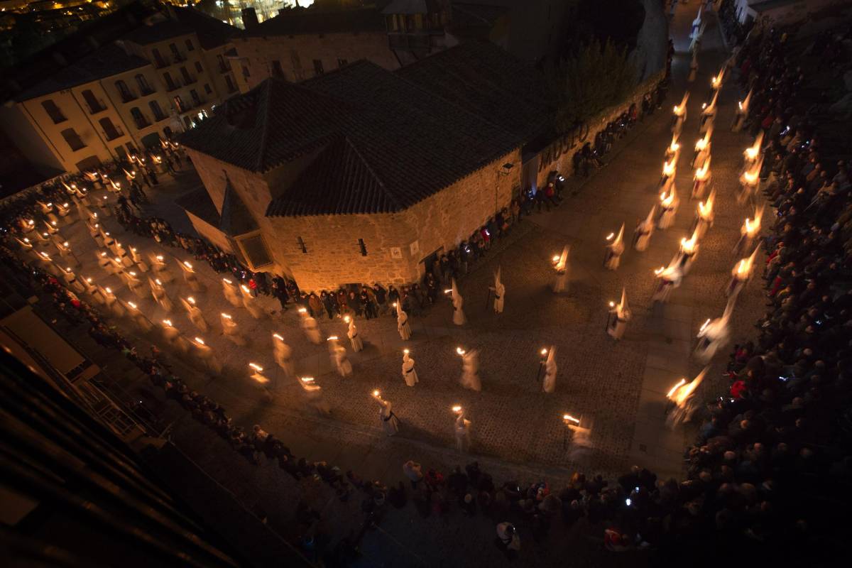 Cientos de creyentes católicos de Zamora (España) participaron en la noche del jueves en la procesión de la luz realizada por las calles de dicha ciudad. FOTO AP 