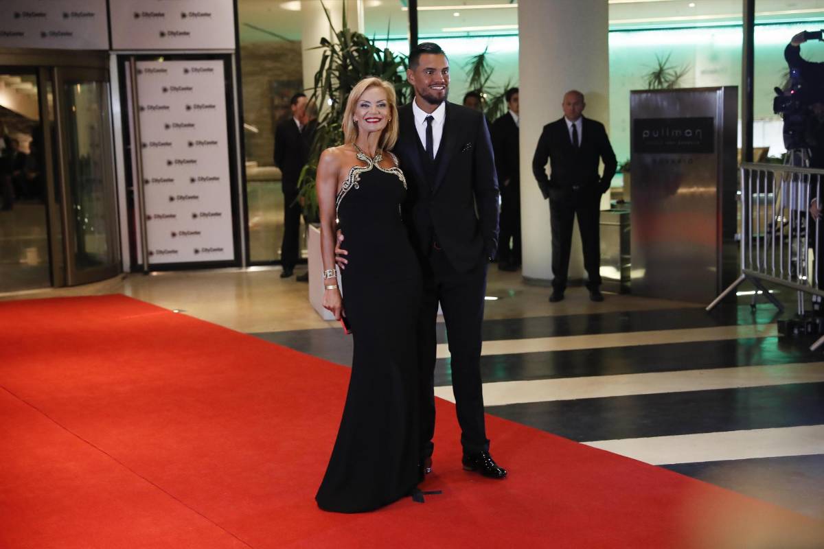 El jugador de la selección argentina Marcos Rojo (d) y su esposa, Eugenia Lusardo. FOTO EFE
