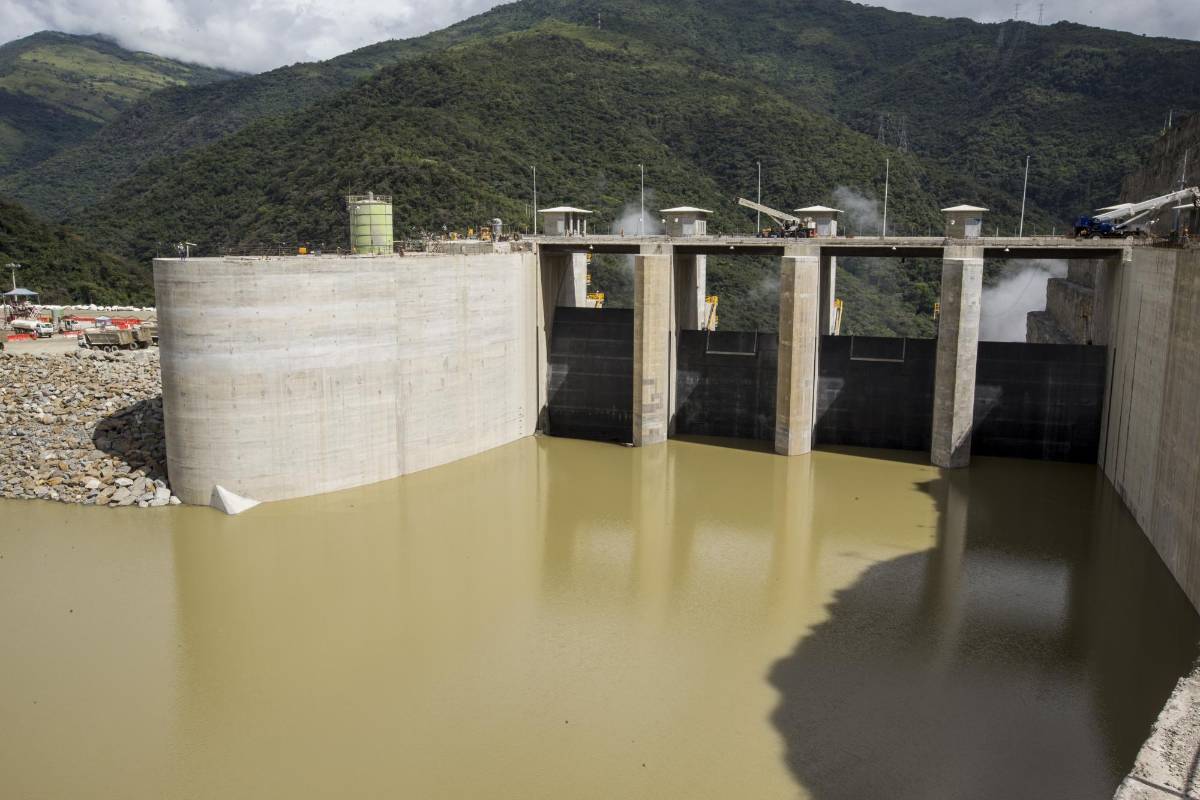 El nivel del embalse alcanzó la cota 405 metros sobre el nivel del mar y esto permitió la apertura de la compuerta. Foto Jaime Pérez