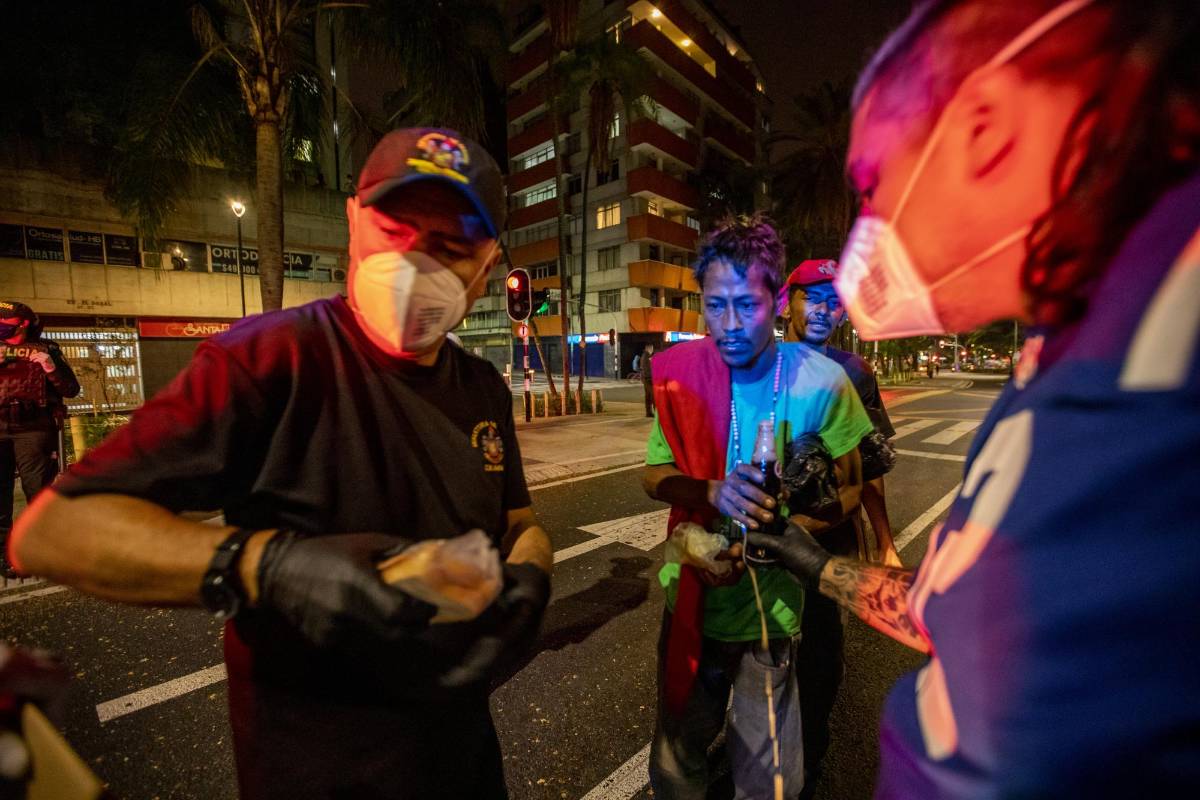 Acompañado por dos chefs y una médica voluntaria sale tres veces por semana a entregar alimentos a personas en situación de calle. Foto: Carlos Velásquez. 