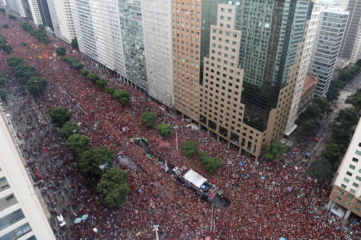 Pasaron 38 años para que el Flamengo, que fue campeón de las Copas Libertadores e Intercontinental de 1981, con la gloriosa generación de Zico, Júnior y compañía, volviera a saborear las mieles del triunfo con un título internacional de envergadura. Foto: EFE
