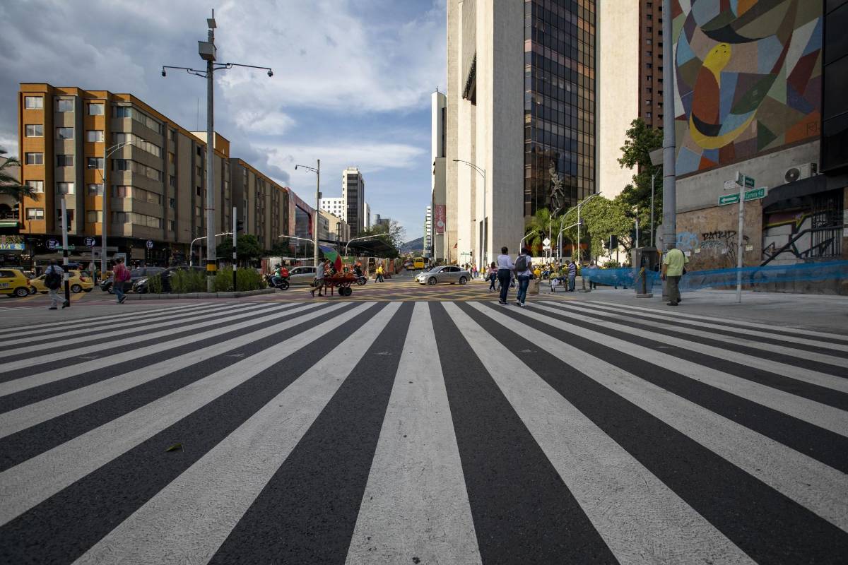 La Empresa de Desarrollo Urbano (EDU) presentó la nueva cara de esta vía, estratégica para el Centro, hecha con materiales que permiten el drenaje de aguas superficiales y la reducción del ruido. FOTO EDWIN BUSTAMANTE