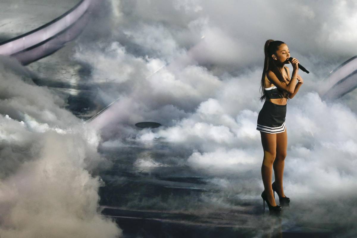 Ariana Grande durante el espectáculo de medio tiempo del juego de las estrellas de la NBA, en Nueva York . FOTO AP