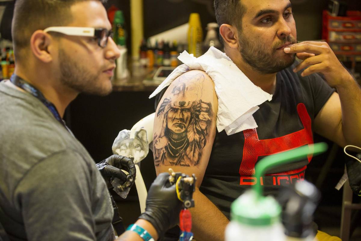 Algunos asistentes aprovecharon para tatuarse. FOTO Carlos Velásquez
