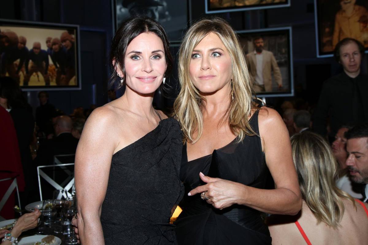 Courteney Cox y Jennifer Aniston. Foto cortesía de E! Entertainment Latin America tomada por Randall Michelson