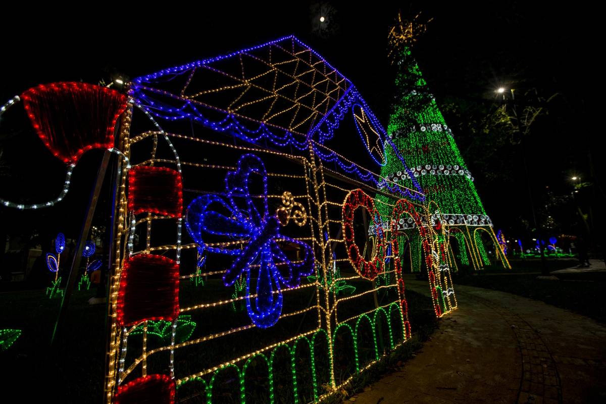 Como si el cielo estuviera más cerca, guirnaldas y mangueras de luces azules cubren el parque principal Marceliano Vélez de Envigado. FOTO: Jaime Pérez