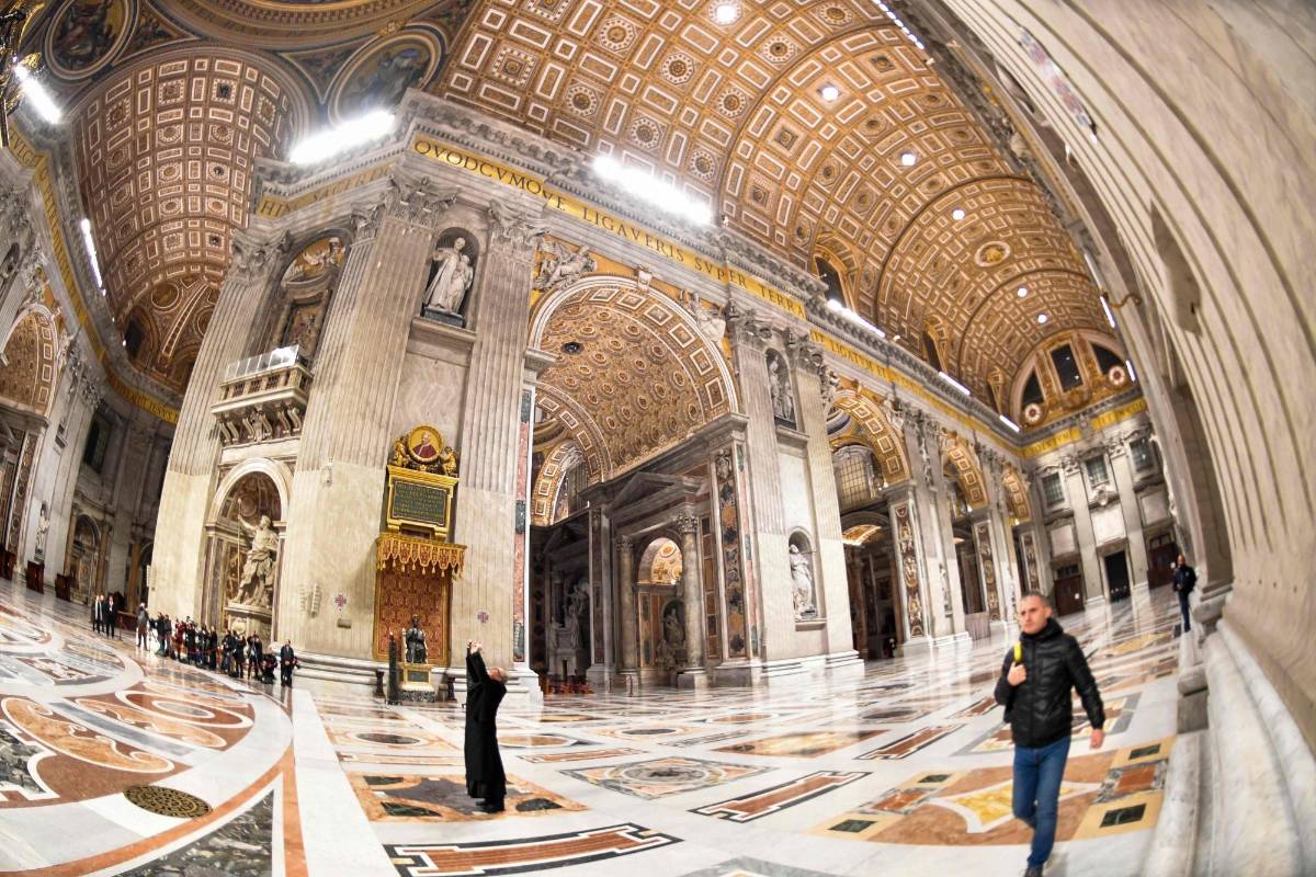 La basílica de San Pedro del Vaticano presentó su nuevo sistema de iluminación, basado en la tecnología led. FOTO Andreas Solaro / AFP