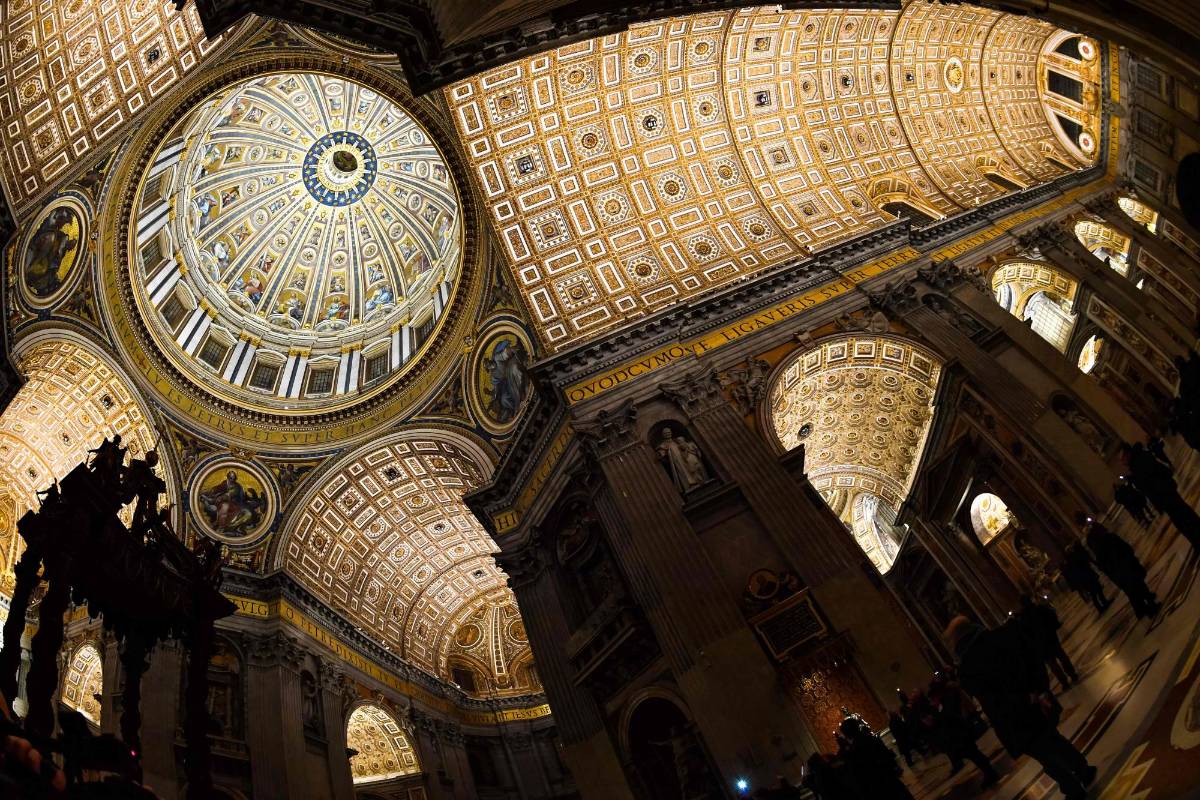 Las luces pueden ser reguladas con un sistema especial para adaptar la luz a las diferentes celebraciones y liturgias. FOTO Andreas Solaro / AFP