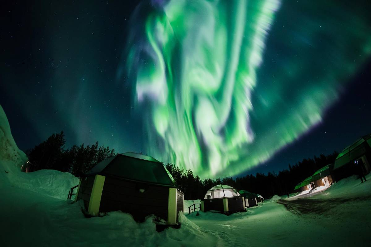La aurora boreal se ve en el cielo sobre el hotel Arctic Snow en Rovaniemi, Finlandia. REUTERS / Alexander Kuznetsov