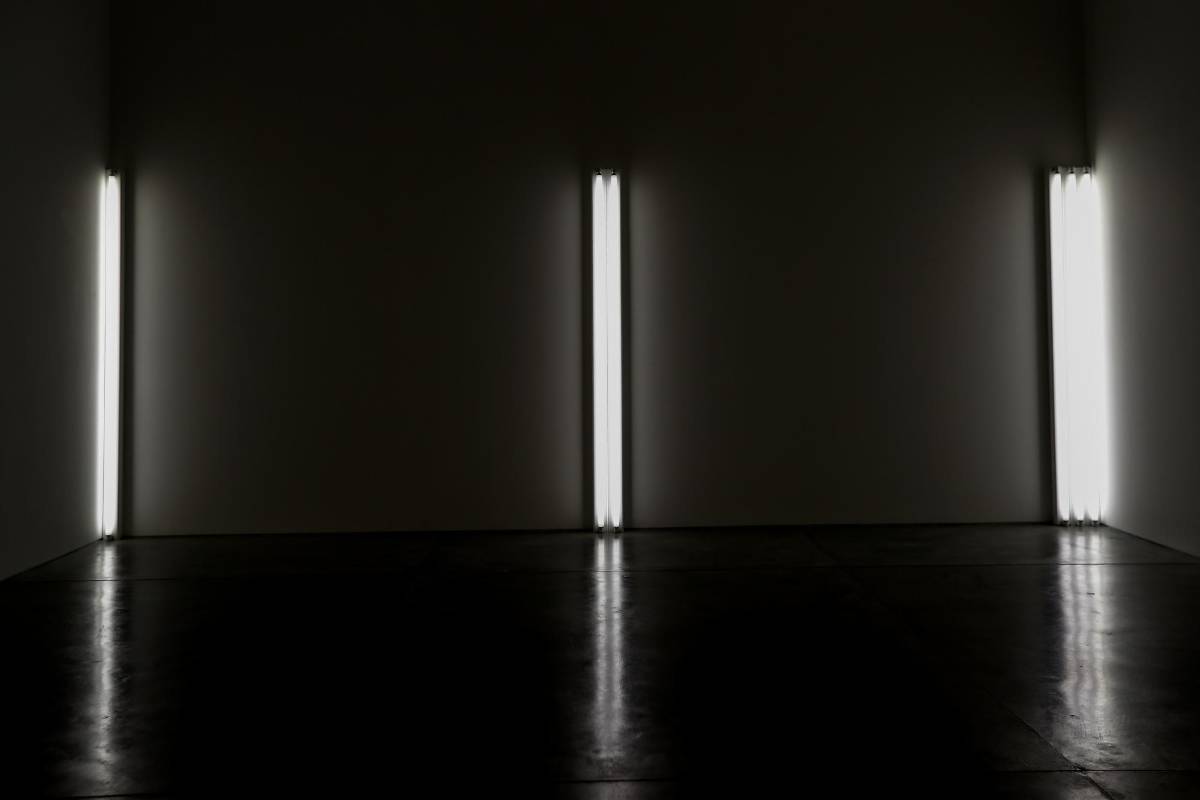 Las luces fluorescentes y su reflejo en el piso hacen parte de la propuesta de Dan Flavin. Foto: Jaime Pérez.