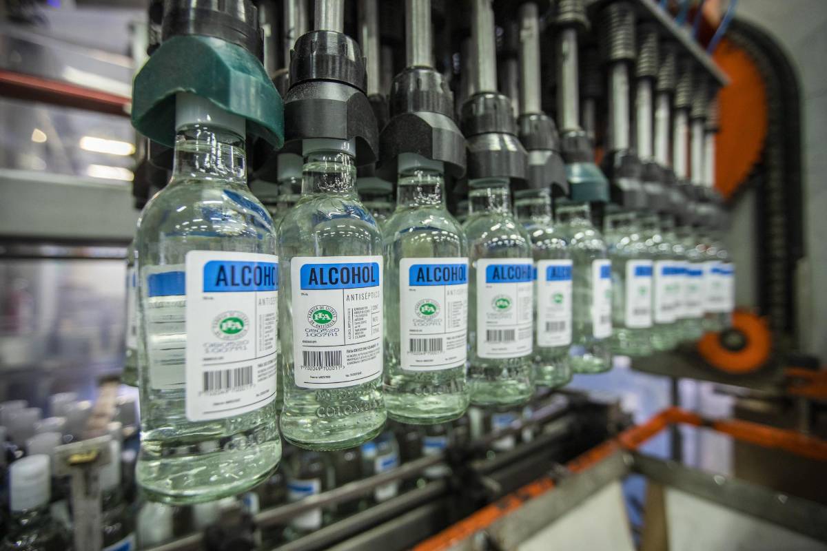 El reporte indica que, en la primera fase, se fabricaron aproximadamente 250 mil unidades de alcohol para donación. FOTO: Carlos Velásquez