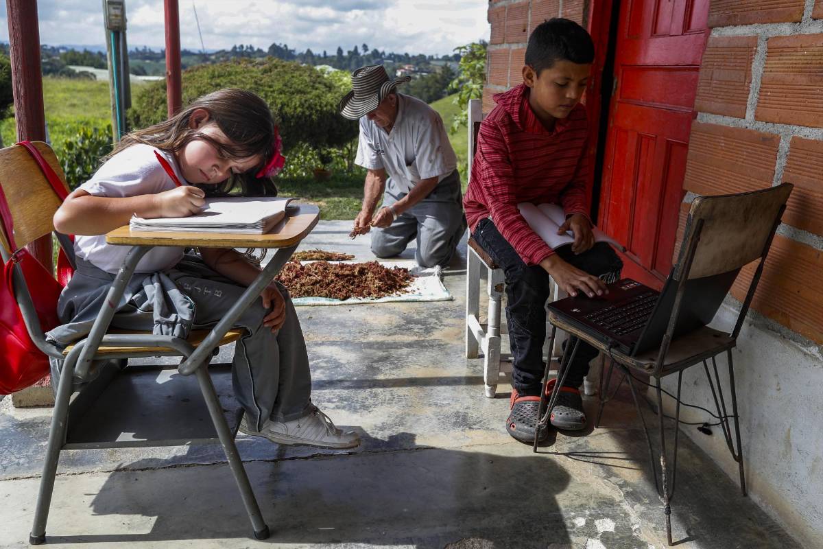 Diferentes formas y espacios utilizan hoy por hoy muchos niños, adolescentes y jóvenes para cumplir con la jornada educativa desde sus casas, ante la pandemia por covid-19, que postergó el regreso a las aulas educativas. FOTO MANUEL SALDARRIAGA QUINTERO
