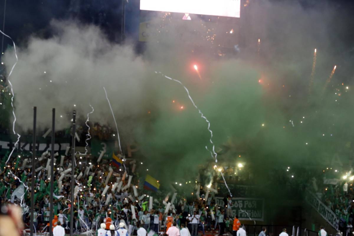 A la salida de los equipos se vio mucha pólvora dentro del estadio. El Alcalde Aníbal Gavíria anunció sanciones. FOTO JUAN ANTONIO SÁNCHEZ