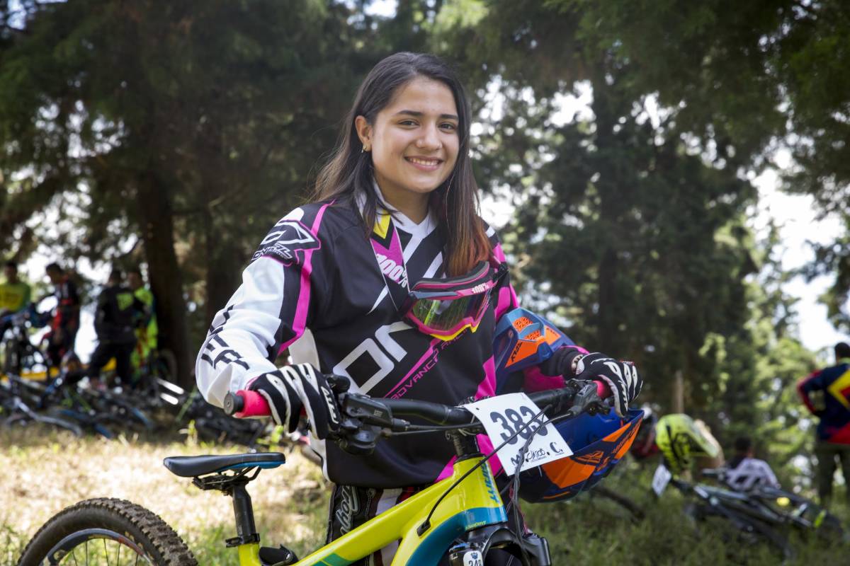 70 hombres y dos mujeres compitieron por lograr el menor tiempo posible en el descenso de la pista corta que tenía dos grandes saltos y altas velocidades. Foto: Esteban Vanegas