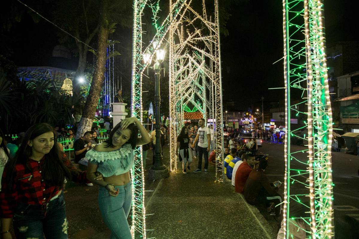Otros componentes del tendido de luces y figuras son dos túneles musicales, cuatro cajas musicales peatonales iluminadas y diez regalos gigantes. Además de arcos, pasacalles y marcos postales. Foto: Santiago Mesa.