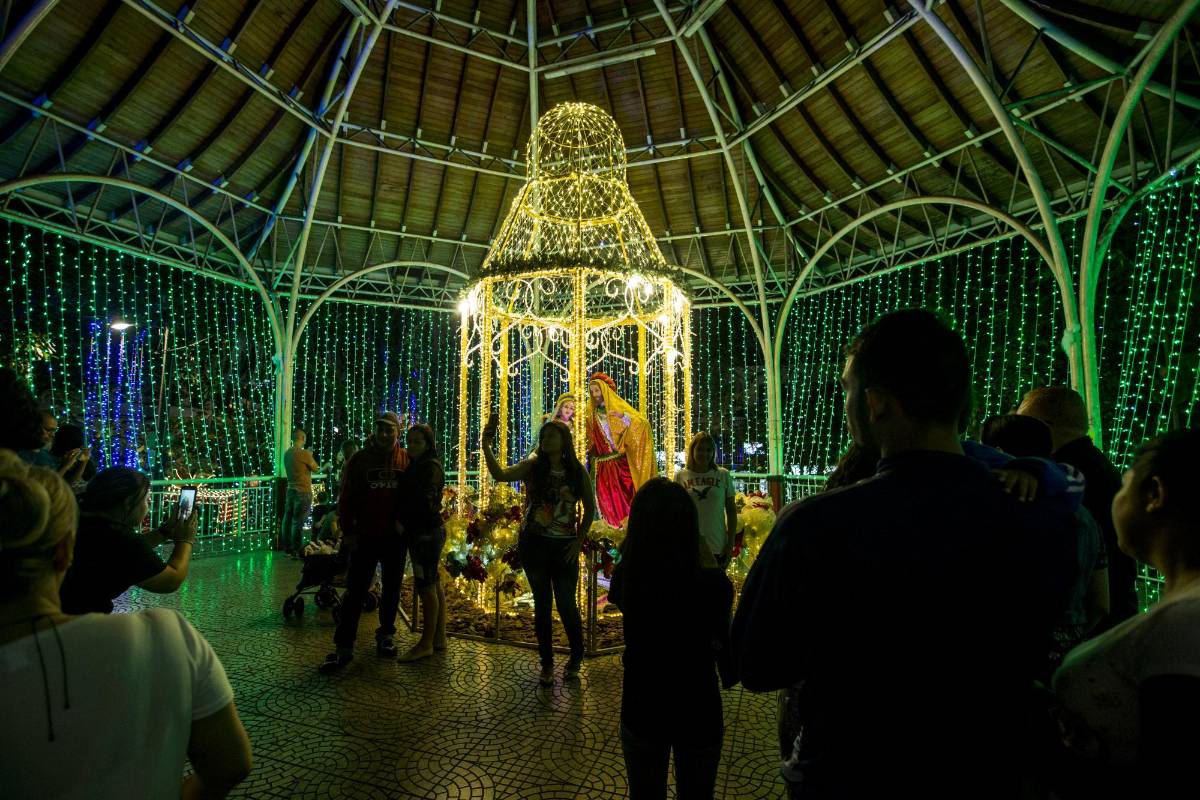 La caseta central, en cuyo segundo piso están las esculturas de María, con un Niño Jesús y al lado San José, se iluminó de colores navideños. Foto: Santiago Mesa.