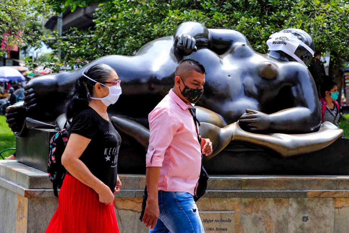 En la Plaza Botero, en inmediaciones del Museo de Antioquia, los rostros de las tradicionales figuras del maestro Fernando Botero fueron cubiertos con tapabocas. FOTO JAIME PÉREZ