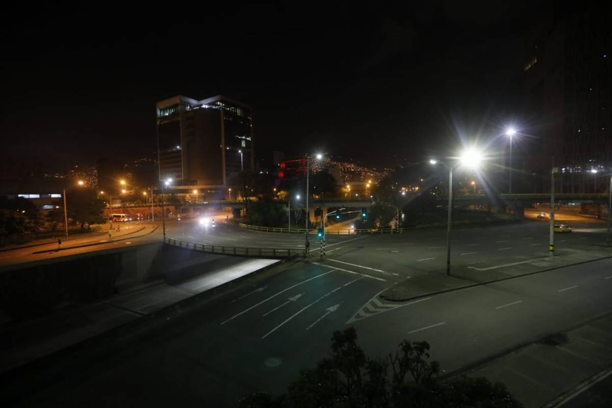 Glorieta de La Alpujarra, en la noche. Foto Camilo Suárez