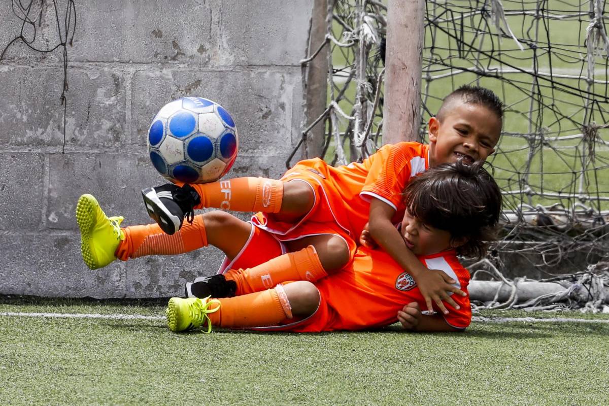 No son expertos en jugar fútbol pero disfrutan mucho con el balón. Foto: Jaime Pérez Munevar
