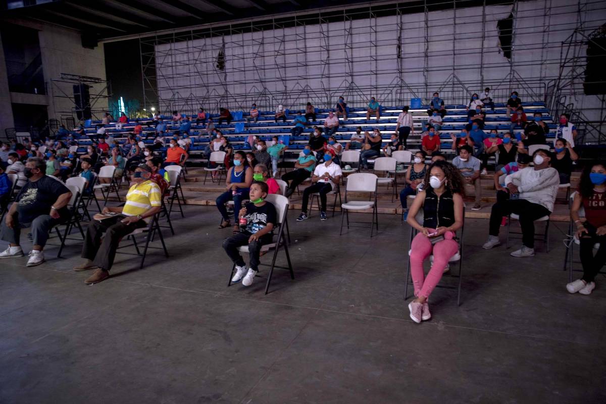 Las mascarillas también fueron utilizadas en todo momento por los asistentes de los púgiles y el poco público. FOTO AFP