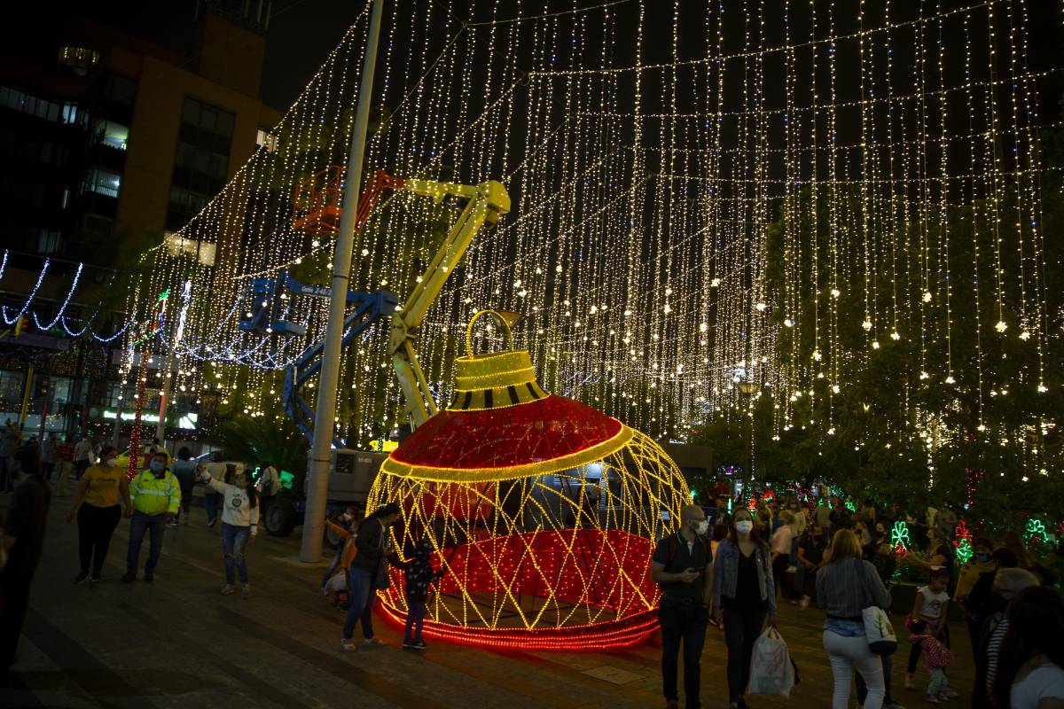 Envigado encendió hoy miércoles 18 de noviembre su alumbrado navideño, convirtiéndose en el primer municipio de Área Metropolitana en iluminar de colores sus calle y parques. Foto: Esteban Vanegas.