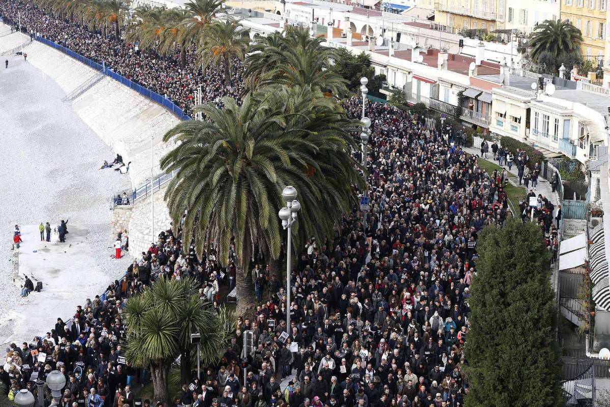 Unas 700.000 personas se manifestaron este sábado en silencio en varias ciudades de Francia en repulsa a los atentados yihadistas, con un especial recuerdo para las doce víctimas de la revista “Charlie Hebdo”, según el Ministerio galo de Interior. FOTO AFP