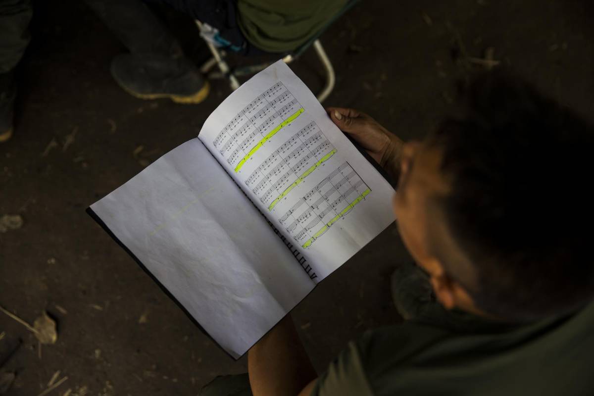 En cuatro grupos de 25 personas se divide este coro a capela: Sopranos y contraltos conformado por mujeres, tenores y bajos conformado por hombres. Foto: Esteban Vanegas