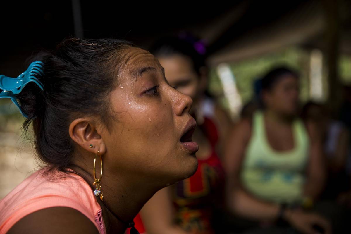 Los ejercicios de calentamiento de la voz se realizan siempre antes de empezar el ensayo general. Foto: Esteban Vanegas 