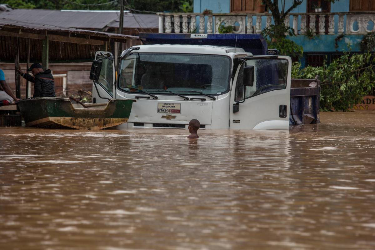 Las fuertes lluvias que se presentaron en la madrugada de este jueves tienen en emergencia a cuatro municipios de Chocó. Nuquí, Lloró (Foto), Bagadó y Cértegui han sufrido por la creciente de los ríos Andagueda y Atrato. Dos personas fallecidas, un centenar de desaparecidos y ocho viviendas destruidas son el saldo que entregan las autoridades. Foto: Murcy