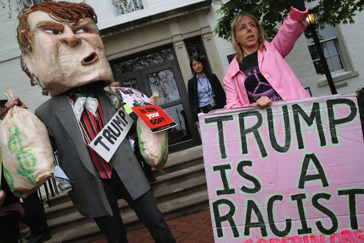 El posible candidato republicano a la presidencia, Donald Trump, y el presidente de la Cámara de Representantes, Paul Ryan, se reunieron este jueves en el Capitolio de los Estados Unidos con el objetivo de unir al Partido Republicano y ganar las elecciones. FOTO: AFP