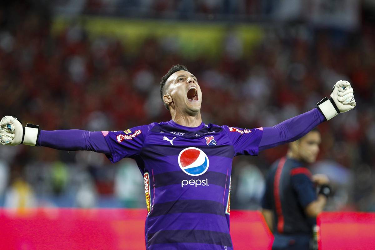 El arquero David González celebró la clasificación a la final en su partido número 200 vistiendo la camiseta del Medellín. FOTO Jaime Pérez Munévar