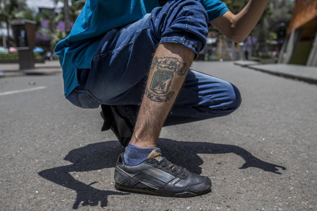 “Soy del verde, soy feliz”, esa es la huella de cada paso que da el verdolaga Gerson Sánchez. Foto: Santiago Mesa.