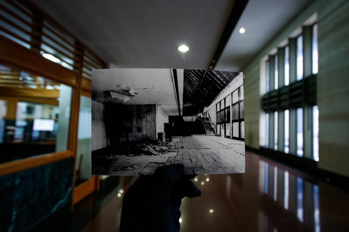 Este 2015 se conmemoran 30 años de la toma del Palacio de Justicia por parte del M-19 y la posterior retoma por parte del Ejército, un hecho que aún enluta a la Nación. En la foto histórica: Uno de los pasillos interiores del Palacio destruido tras la toma, donde hoy funciona la Corte Suprema de Justicia. FOTO Mauricio Alvarado- Colprensa
