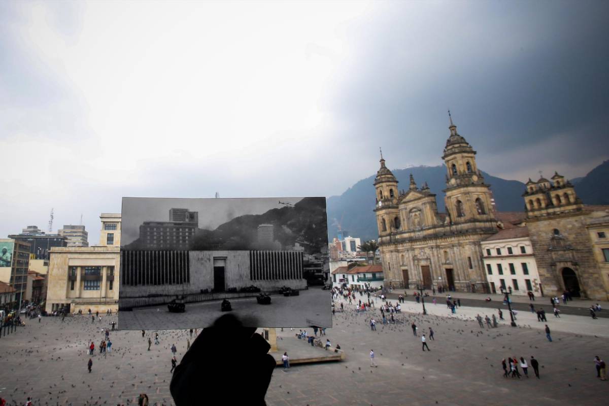 Tanques del Ejército toman posición frente al Palacio sobre la Plaza de Bolívar, mientras un helicóptero sobrevuela, en medio del humo, el centro de la ciudad. FOTO Mauricio Alvarado- Colprensa