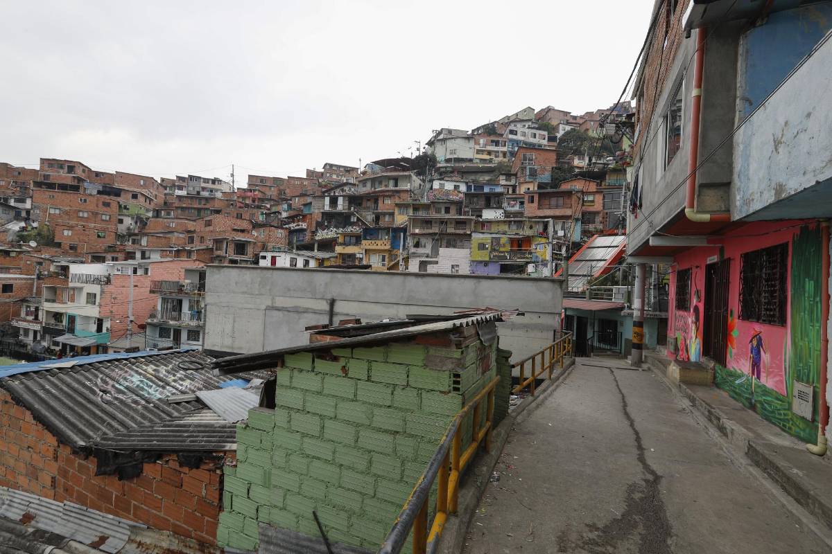 En el barrio La Independencia, de Medellín, donde están las escaleras eléctricas y se realiza el grafiti tour, la gente se resguarda cumplidamente ante el coronavirus y espera el día en que puedan atender de nuevo a los turistas. FOTO MANUEL SALDARRIAGA