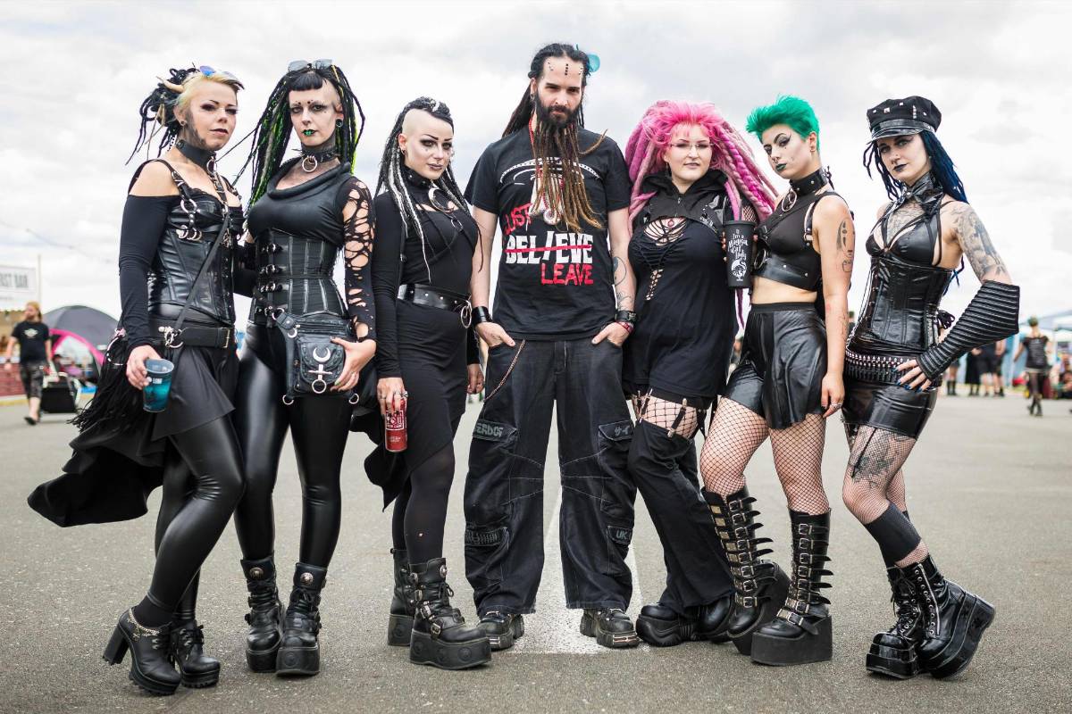 Es un escenario para la moda de la subcultura y se ven disfraces extravagantes.