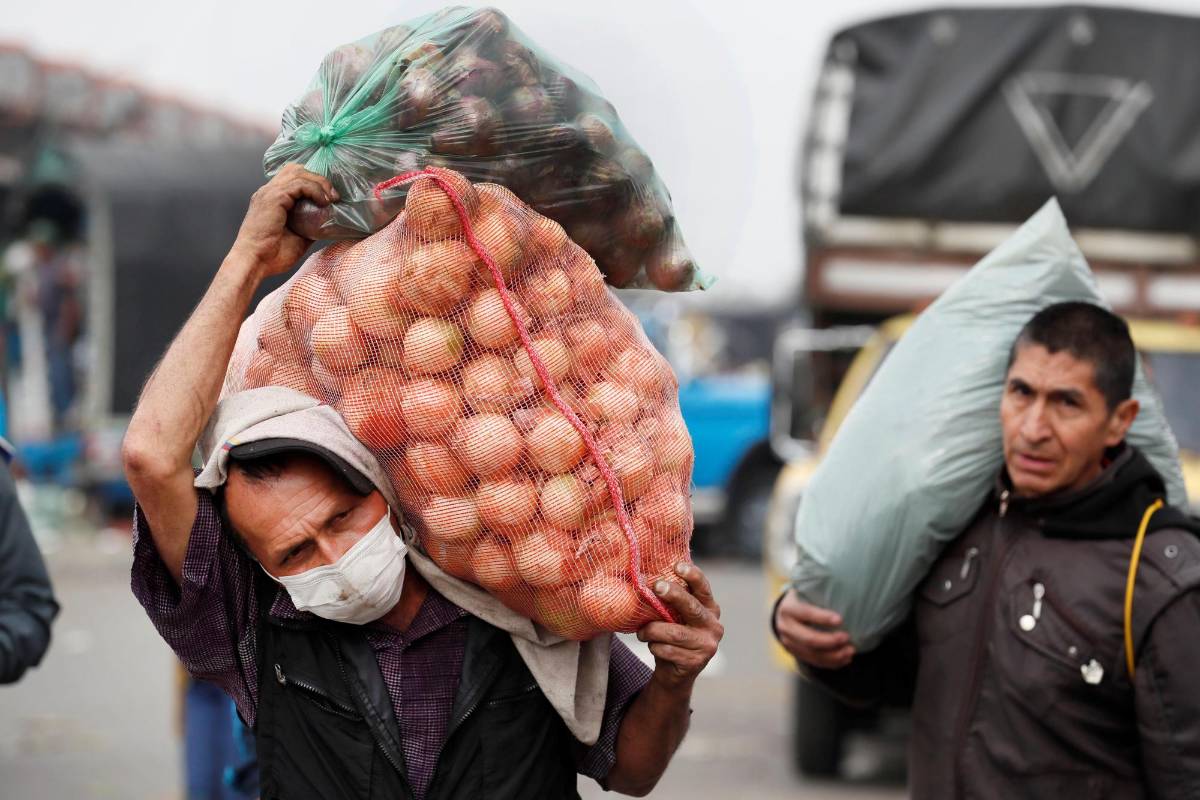 Corabastos, la mayor central de alimentos del país, continuará abasteciendo la capital durante los días de cuarentena. FOTO EFE
