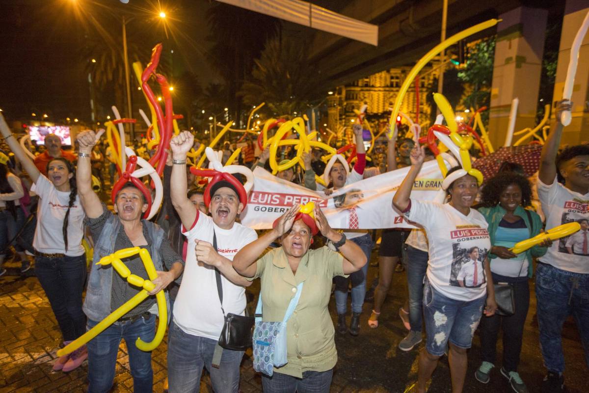 Seguidores de Luis Pérez celebrando, minutos antes de escuchar las declaraciones del gobernador electo. FOTO Edwin Bustamante