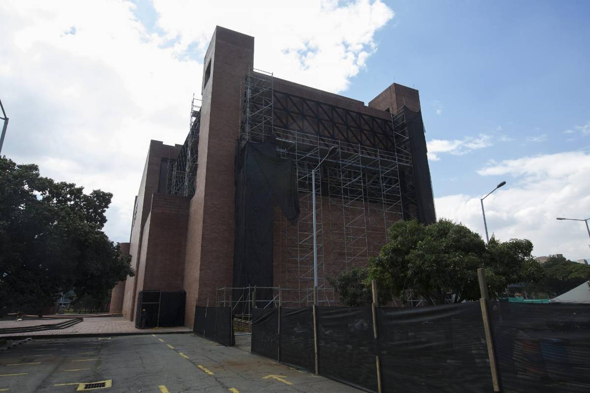 El Teatro Metropolitano tiene treinta años. Fue fundado y es administrado por Medellín Cultural. La Filarmónica de Medellín tiene allí su sede y lugar de presentaciones. Su programación es musical y de danzas. Espectáculos internacionales y nacionales se disfrutan en el metropolitano. Está situado en la Cl. 41 N°57-30. Teléfono: 232 28 58.