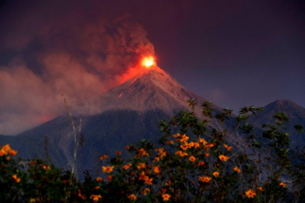 Una nueva erupción del volcán de Fuego en Guatemala obligó este lunes a evacuar a casi 4.000 personas de comunidades cercanas, reviviendo el temor a la furia del coloso que en junio dejó 194 muertos y 234 desaparecidos.