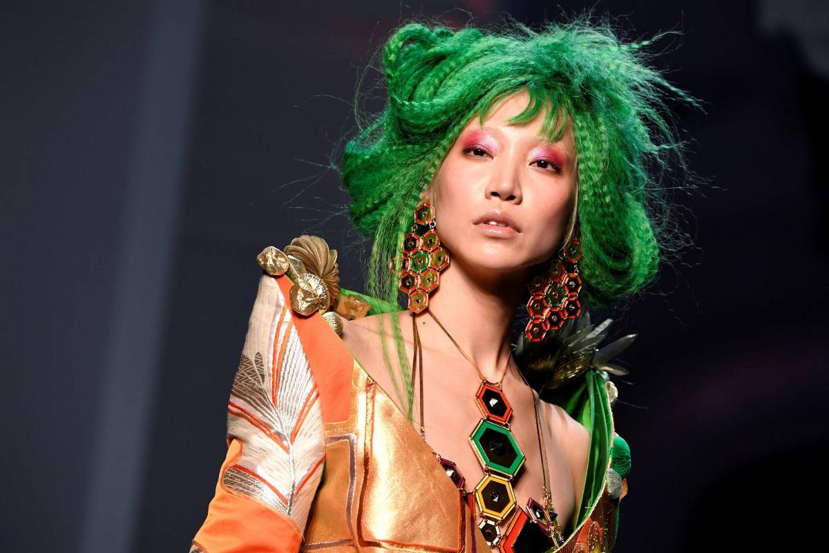 Una modelo presenta una creación de Jean-Paul Gaultier durante el desfile de moda de la colección Primavera-Verano de Alta Costura 2019 en París. Foto: AFP.