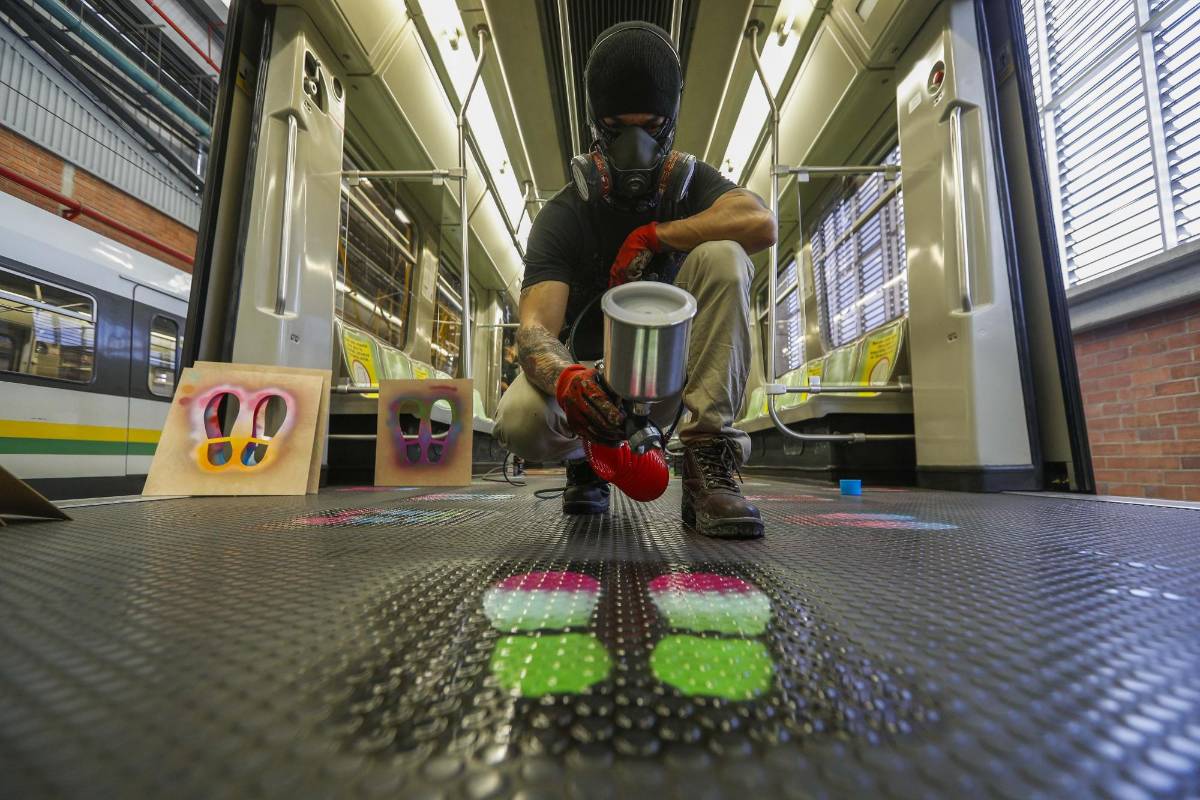 El trabajo artístico comenzó a realizar el sábado 2 de mayo cuando se hizo la prueba piloto con dos unidades de trenes, seis coches en total. Foto Manuel Saldarriaga 